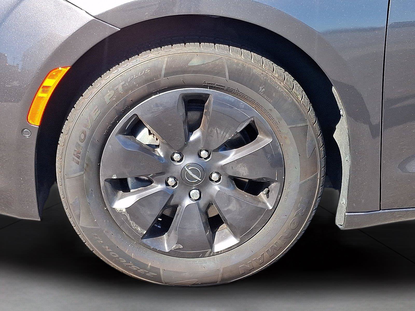 Used 2020 Chrysler Pacifica Limited w/ Advanced Safetytec Group FWD image 29