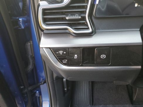 Used 2025 Kia Sportage SX image 30