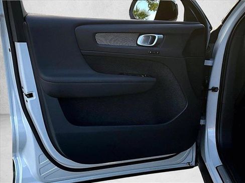 Used 2022 Volvo XC40 P8 Recharge Plus image 17