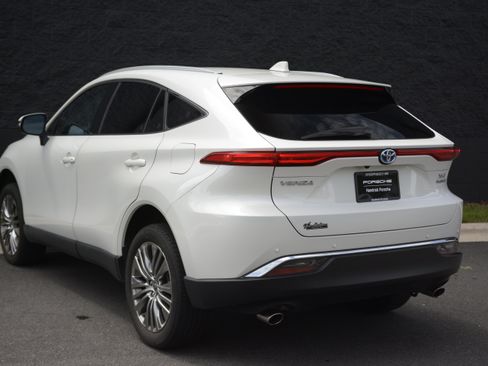 Used 2022 Toyota Venza XLE AWD/4WD image 3