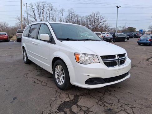 Used 2014 Dodge Grand Caravan SXT image 3