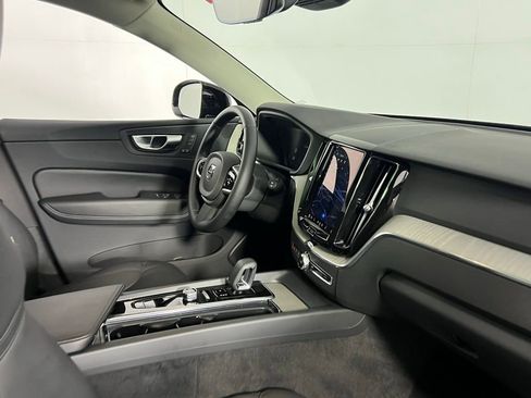 Used 2025 Volvo XC60 B5 Plus image 31