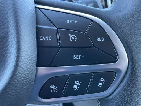 Used 2023 Chrysler Pacifica Touring-L image 18