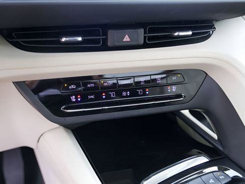 Used 2023 Buick Envision Avenir FWD image 21