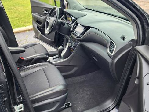 Used 2017 Chevrolet Trax LT w/ LT Convenience Package FWD image 14