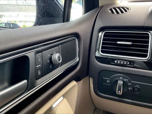 Used 2016 Volkswagen Touareg Sport AWD/4WD image 34