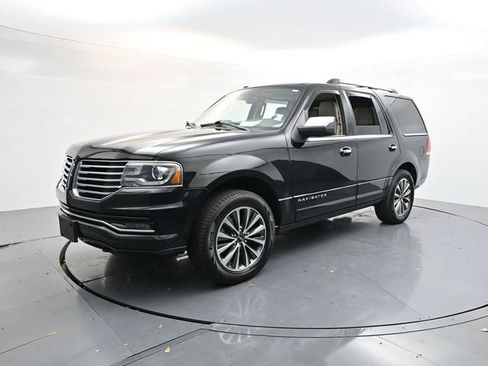 Used 2017 Lincoln Navigator Select image 3