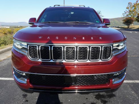 Used 2022 Jeep Wagoneer Series III w/ Premium Group I image 2