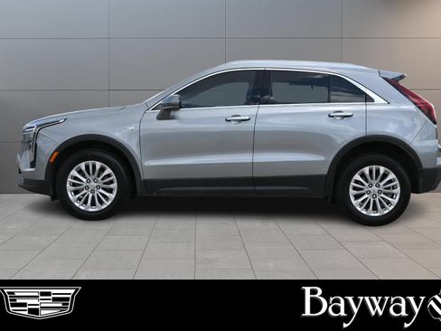 Used 2024 Cadillac XT4 Luxury w/ Cold Weather Package FWD image 5