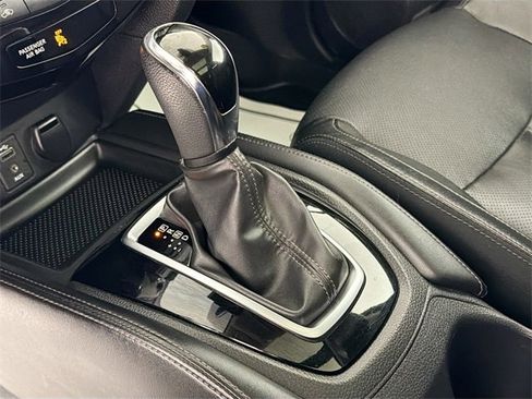 Used 2017 Nissan Rogue SL image 16