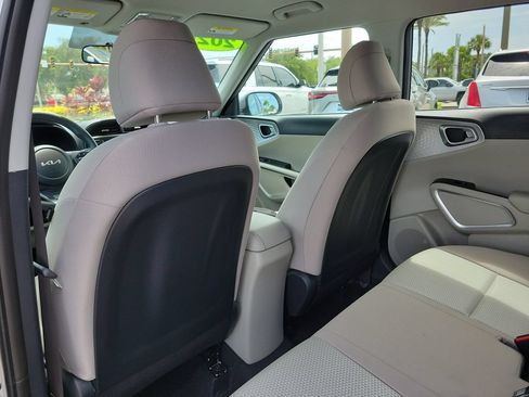 Used 2025 Kia Soul LX w/ LX Technology Package FWD image 11