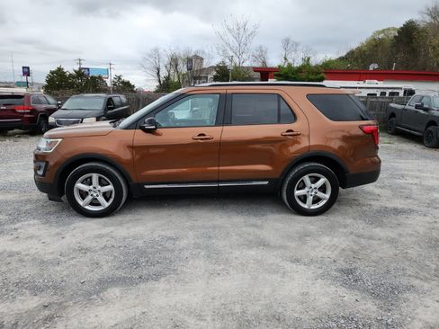 Used 2017 Ford Explorer XLT w/ Equipment Group 202A image 2