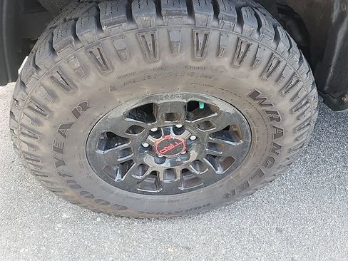 Used 2019 Toyota Tacoma TRD Off-Road image 2