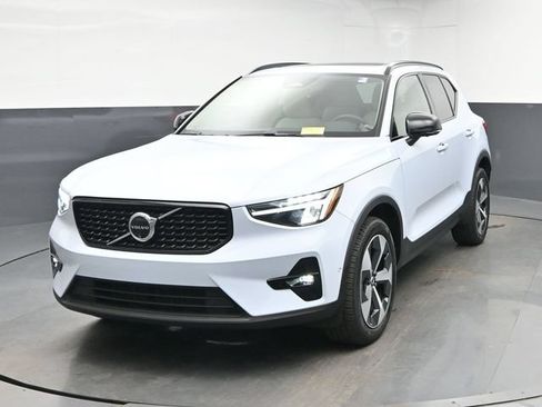 Used 2024 Volvo XC40 B5 Plus w/ Climate Package AWD/4WD image 3