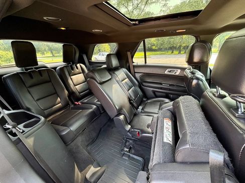 Used 2015 Ford Explorer XLT w/ Equipment Group 202B FWD image 15