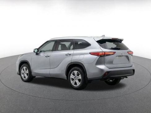 Used 2025 Toyota Highlander LE FWD image 7