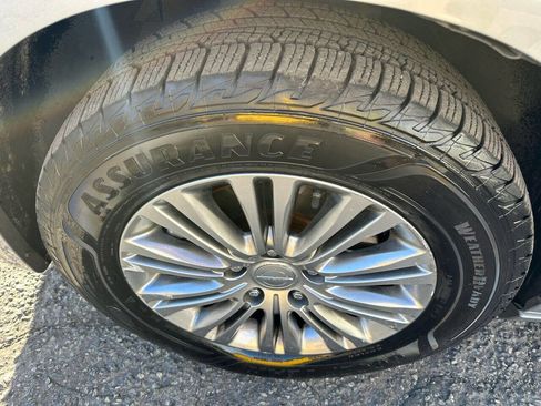 Used 2014 Chrysler Town & Country Touring-L w/ Driver Convenience Group image 33