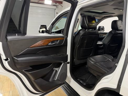 Used 2017 Cadillac Escalade Luxury Sport Utility 4D RWD image 15