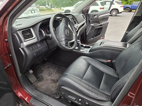 Used 2015 Toyota Highlander XLE FWD image 16