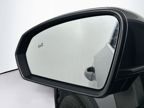 Used 2025 Volkswagen Taos SE AWD/4WD image 16