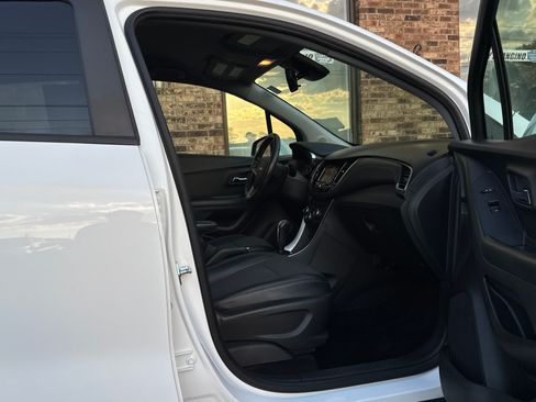 Used 2022 Chevrolet Trax LT w/ LT Convenience Package AWD/4WD image 13
