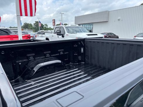 Used 2023 Chevrolet Silverado 1500 LT AWD/4WD image 16