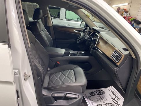 Used 2025 Volkswagen Atlas SE image 12