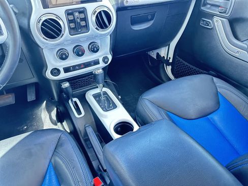 Used 2017 Jeep Wrangler Unlimited Rubicon w/ Connectivity Group AWD/4WD image 22
