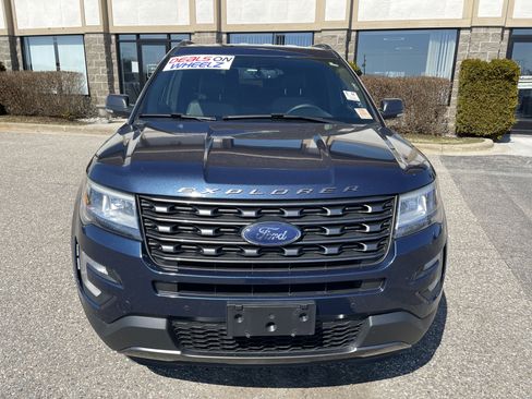 Used 2017 Ford Explorer XLT w/ XLT Appearance Package image 9