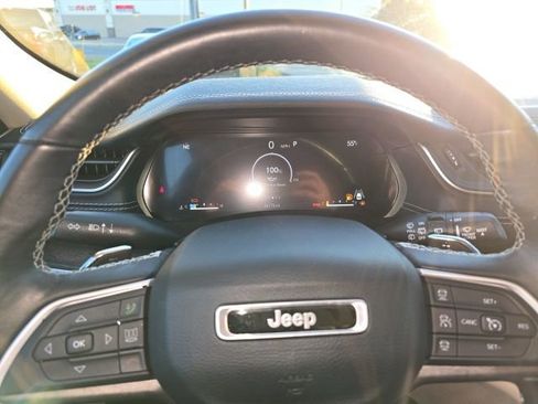 Used 2022 Jeep Grand Cherokee Limited image 16