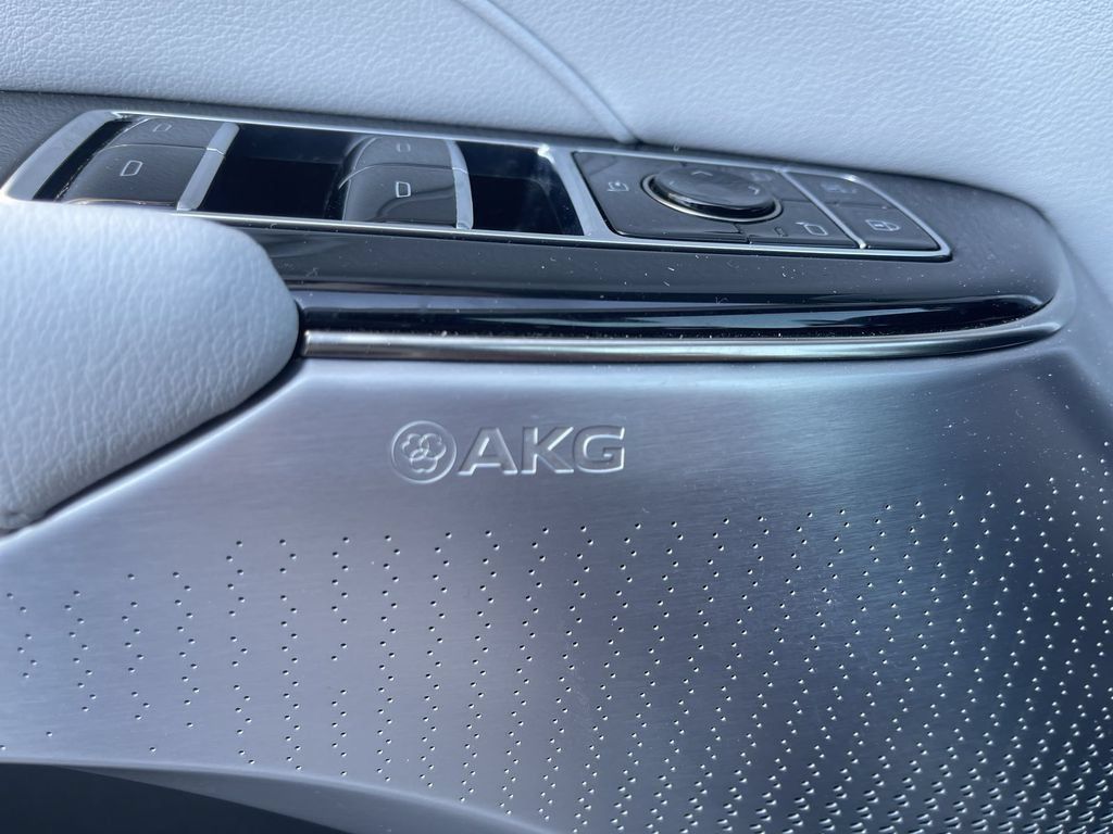 Certified 2024 Cadillac Lyriq Luxury AWD/4WD image 27