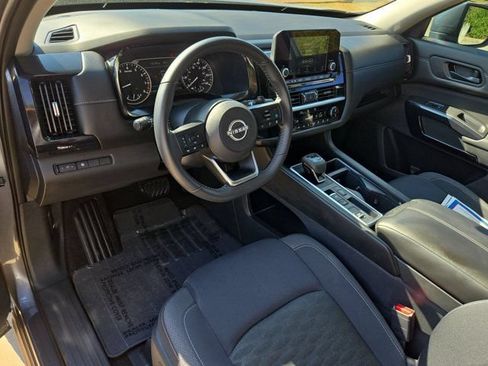 Used 2024 Nissan Pathfinder SV FWD image 9