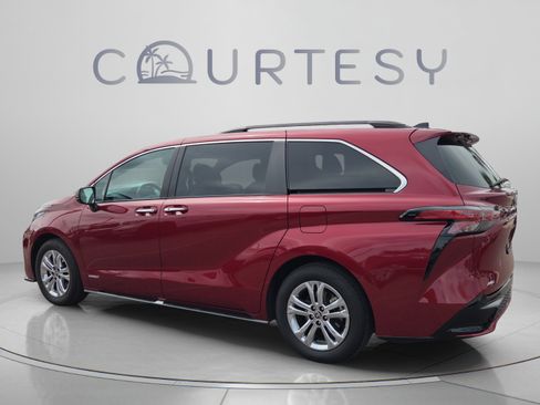 Certified 2021 Toyota Sienna XSE AWD/4WD image 3