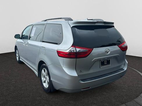 Used 2020 Toyota Sienna LE w/ LE Preferred Package FWD image 3