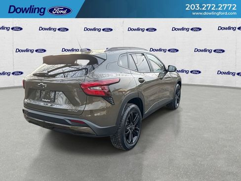 Used 2024 Chevrolet Trax ACTIV w/ Sunroof Package image 8