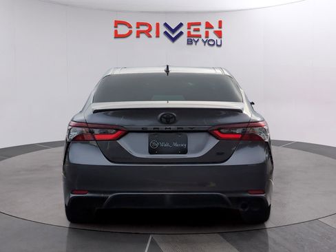 Used 2021 Toyota Camry SE w/ Convenience Package FWD image 4