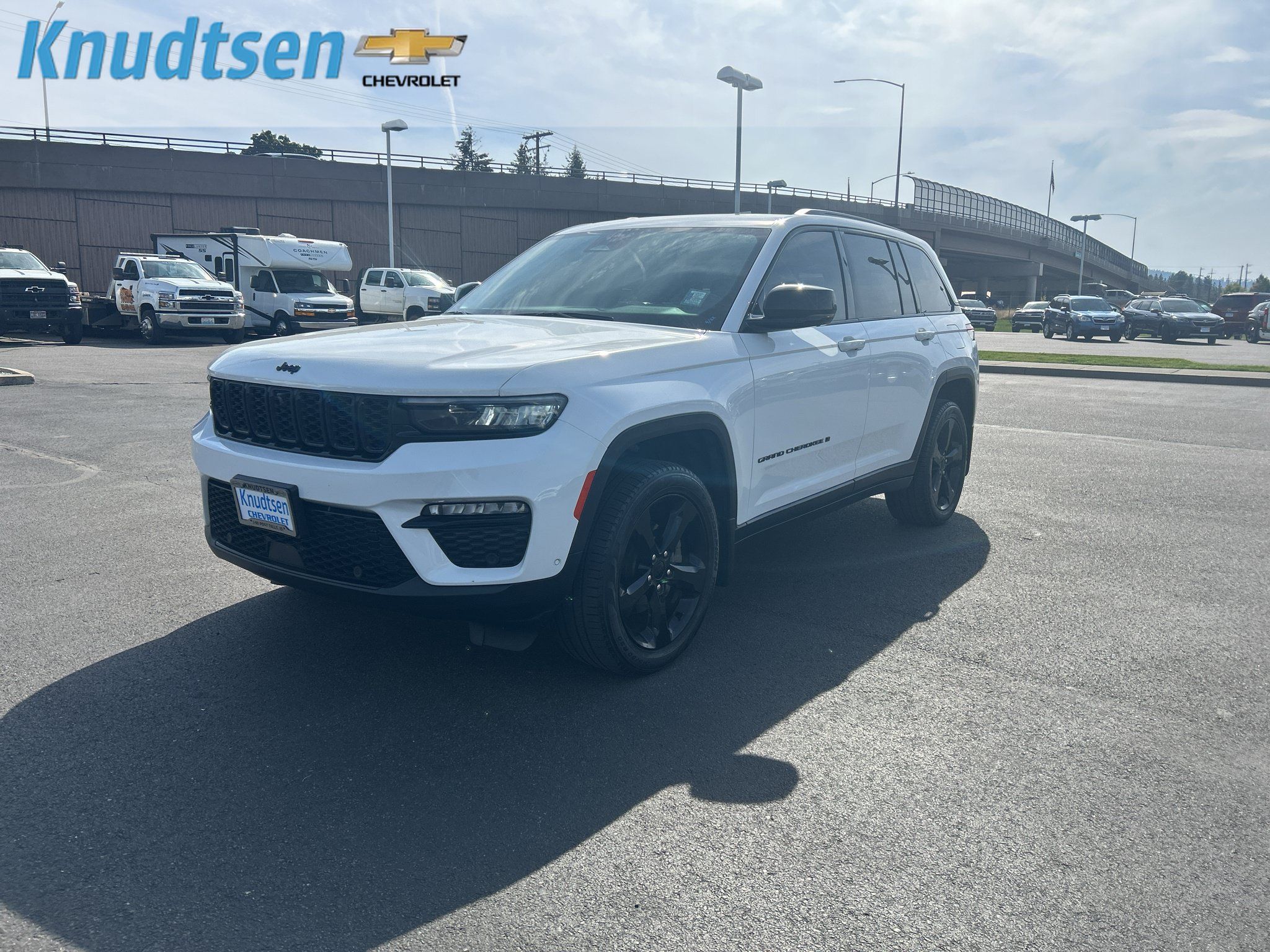 Used 2023 Jeep Grand Cherokee Limited w/ Luxury Tech Group II AWD/4WD image 3