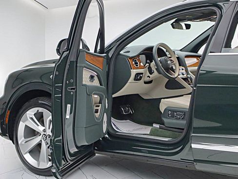 Certified 2023 Bentley Bentayga AWD/4WD image 6