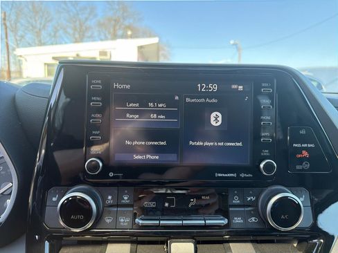 Used 2022 Toyota Highlander XLE image 27