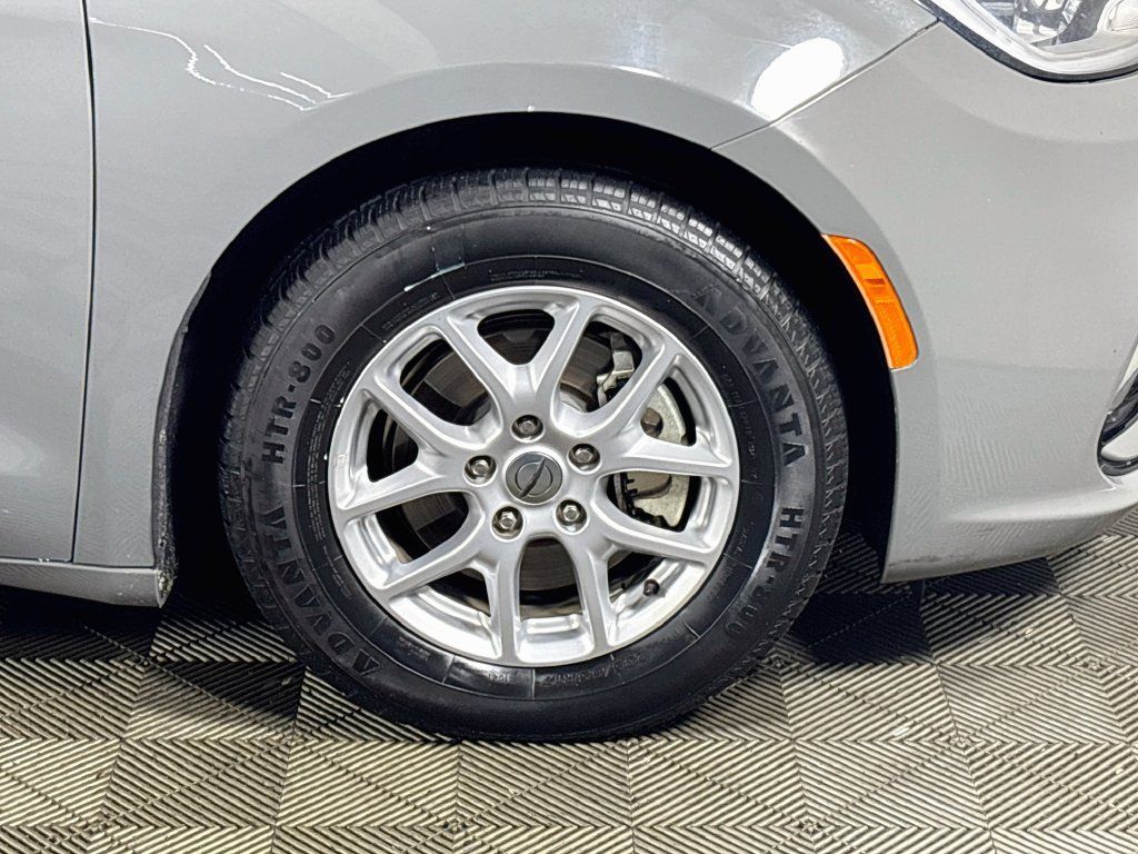 Used 2023 Chrysler Pacifica Touring-L FWD image 21
