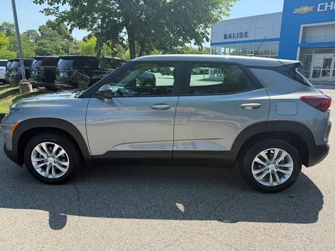 Used 2023 Chevrolet TrailBlazer LS FWD image 2