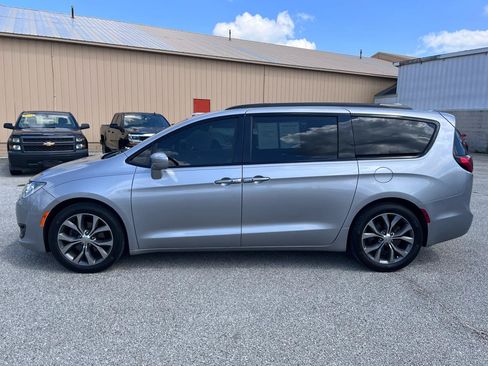 Used 2018 Chrysler Pacifica Touring-L Plus FWD image 6