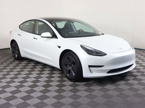 Used 2023 Tesla Model 3 Standard Range image 3