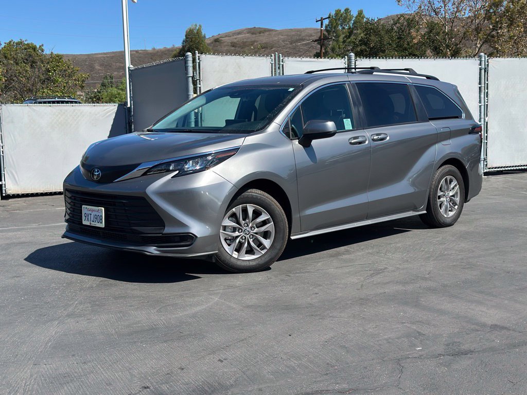 Used 2026 Toyota Sienna LE AWD/4WD image 1