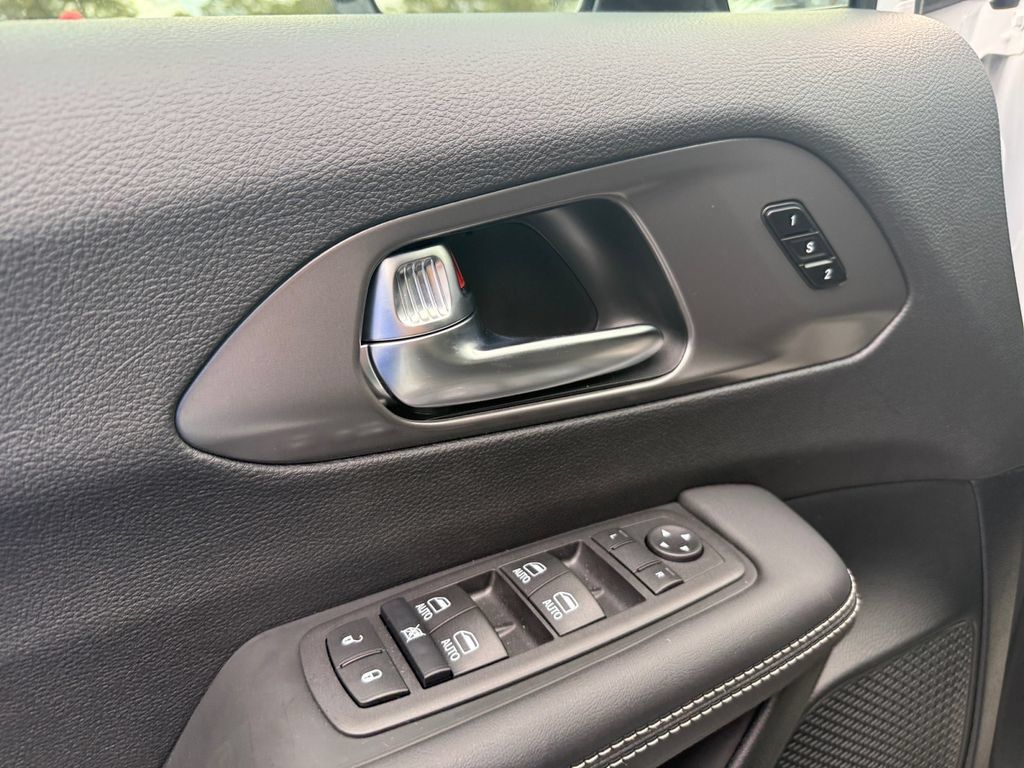 New 2026 Chrysler Pacifica Select FWD image 18