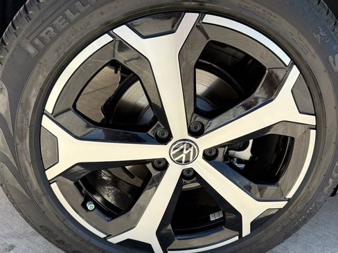 Certified 2025 Volkswagen Tiguan SE FWD image 10
