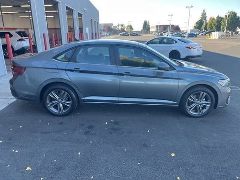 Used 2022 Volkswagen Jetta SE image 4