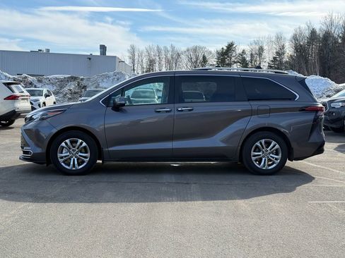 Certified 2024 Toyota Sienna Platinum image 2