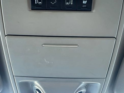 Used 2016 Chrysler Town & Country Touring image 25