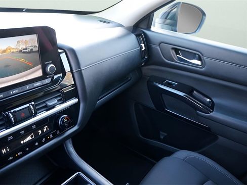 Used 2022 Nissan Pathfinder S image 28